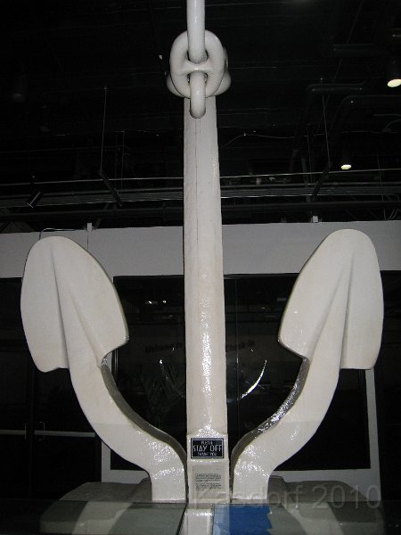 Queen Mary 2010 0155.JPG - Anchors... weigh a lot. Can you guess how much the chain link at the top weighs?